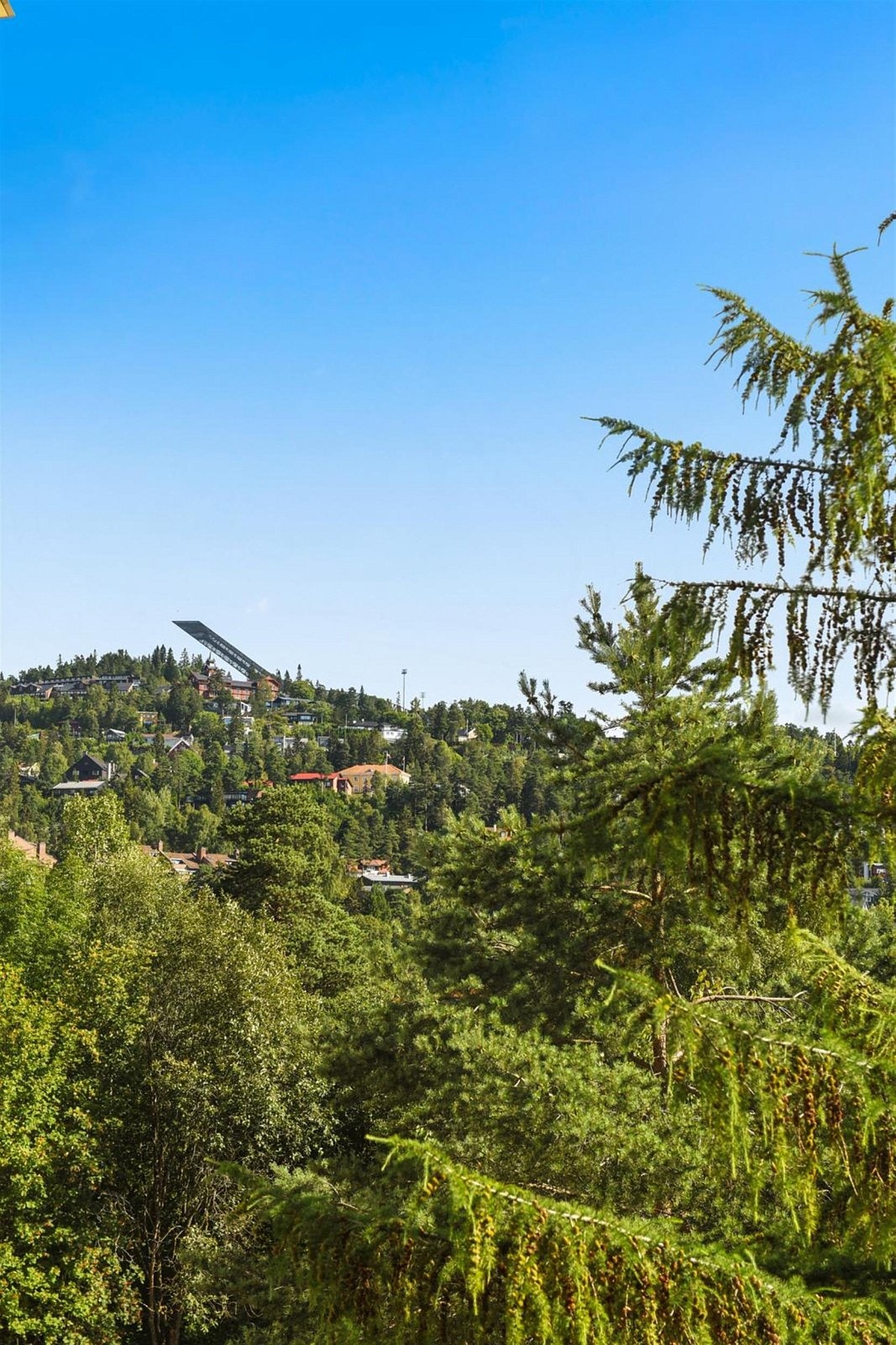 Det er flott utsikt mot Holmenkollen fra kjøkkenet og et av soverommene. Galleribilde