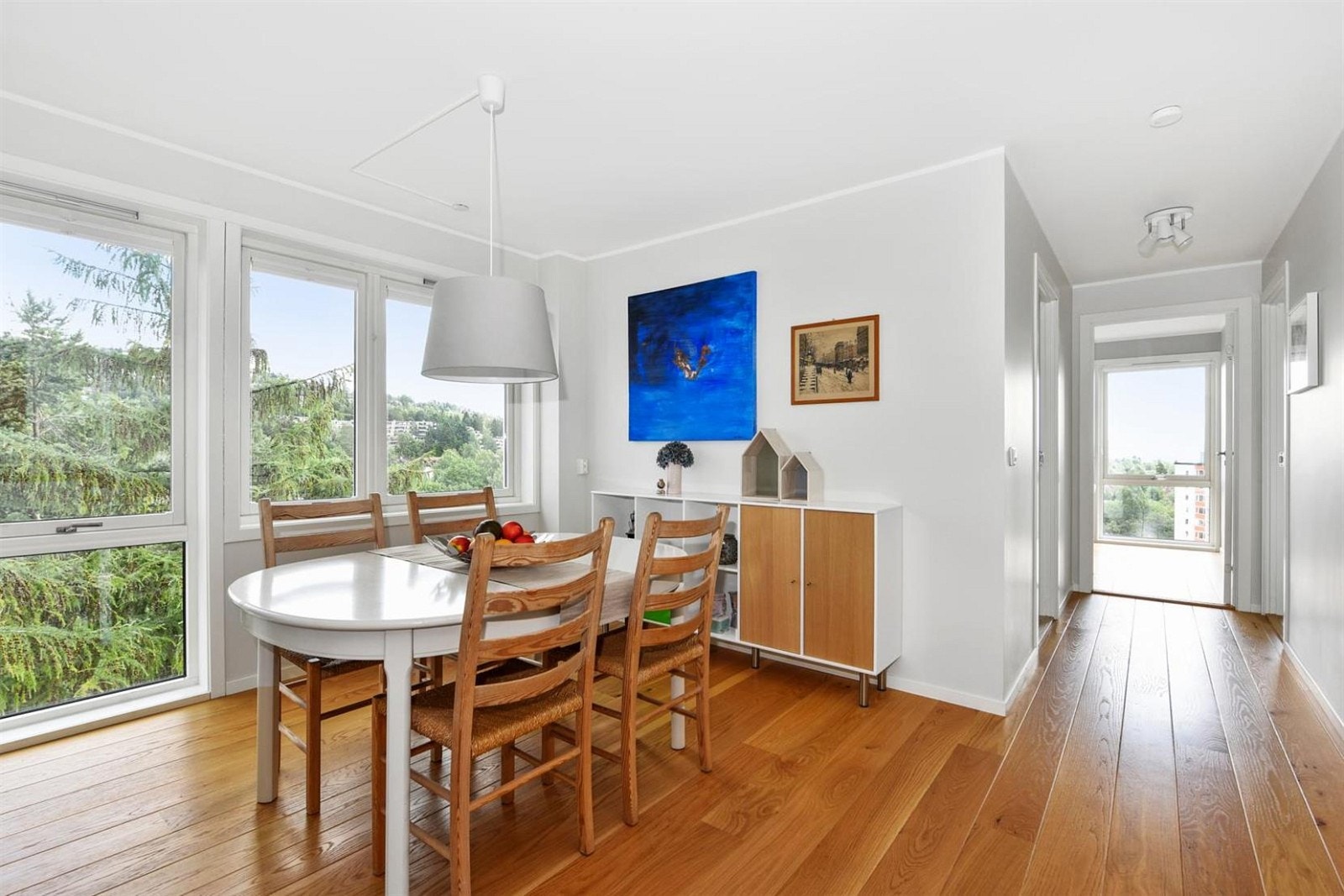 Lys leilighet med vindu fra tre sider. Spiseplass ved siden av kjøkkenet. Her kan man lage til et fjerde soverom (se alternativ planløning litt lengre bak). Galleribilde