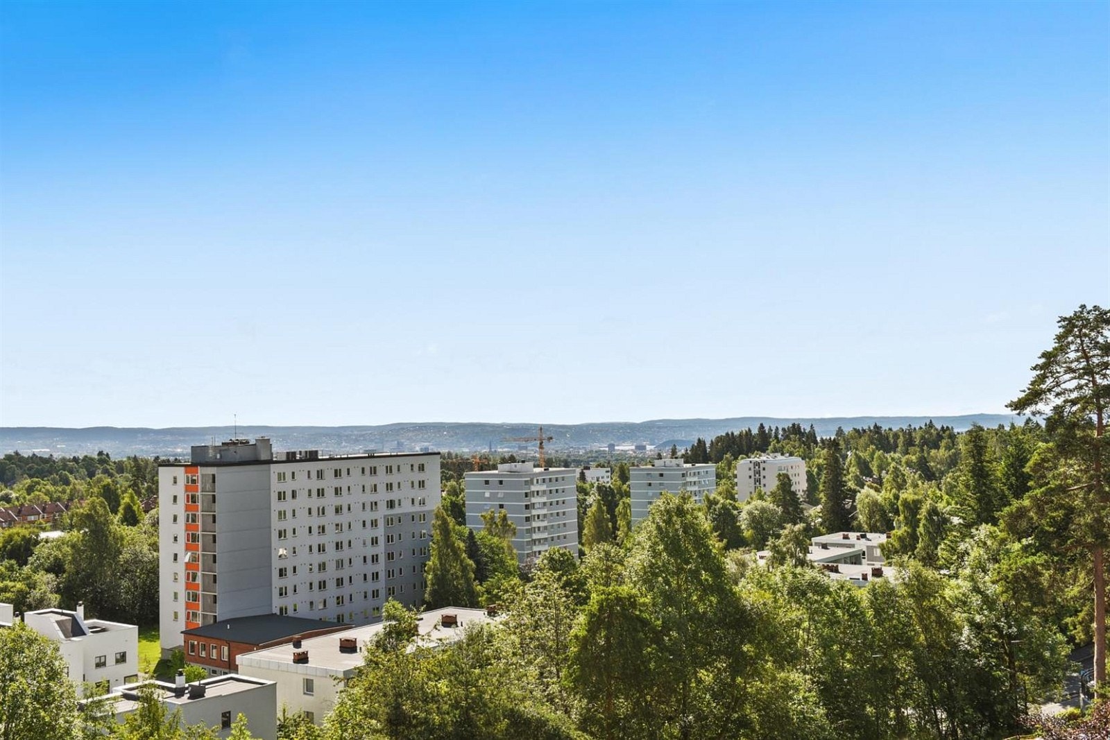 Flott utsikt mot byen fra to av soverommene. Galleribilde