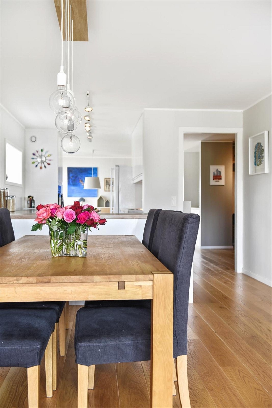 Plass til stort spisebord i begge ender av kjøkkenet. Den kule lampen over spisebordet i stuen følger med på handelen. Galleribilde