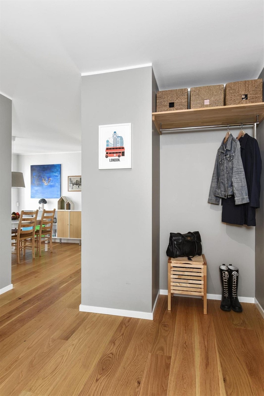 Romslig entre og hall. Det er en praktisk innvendig bod/garderobe ved siden av inngangsdøren samt inngang til bad/wc/vaskerom fra entréen. Galleribilde