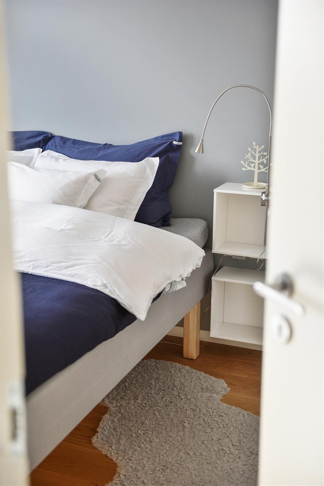 Velkommen inn til et stort og usjenert soverom med flott utsikt. Galleribilde