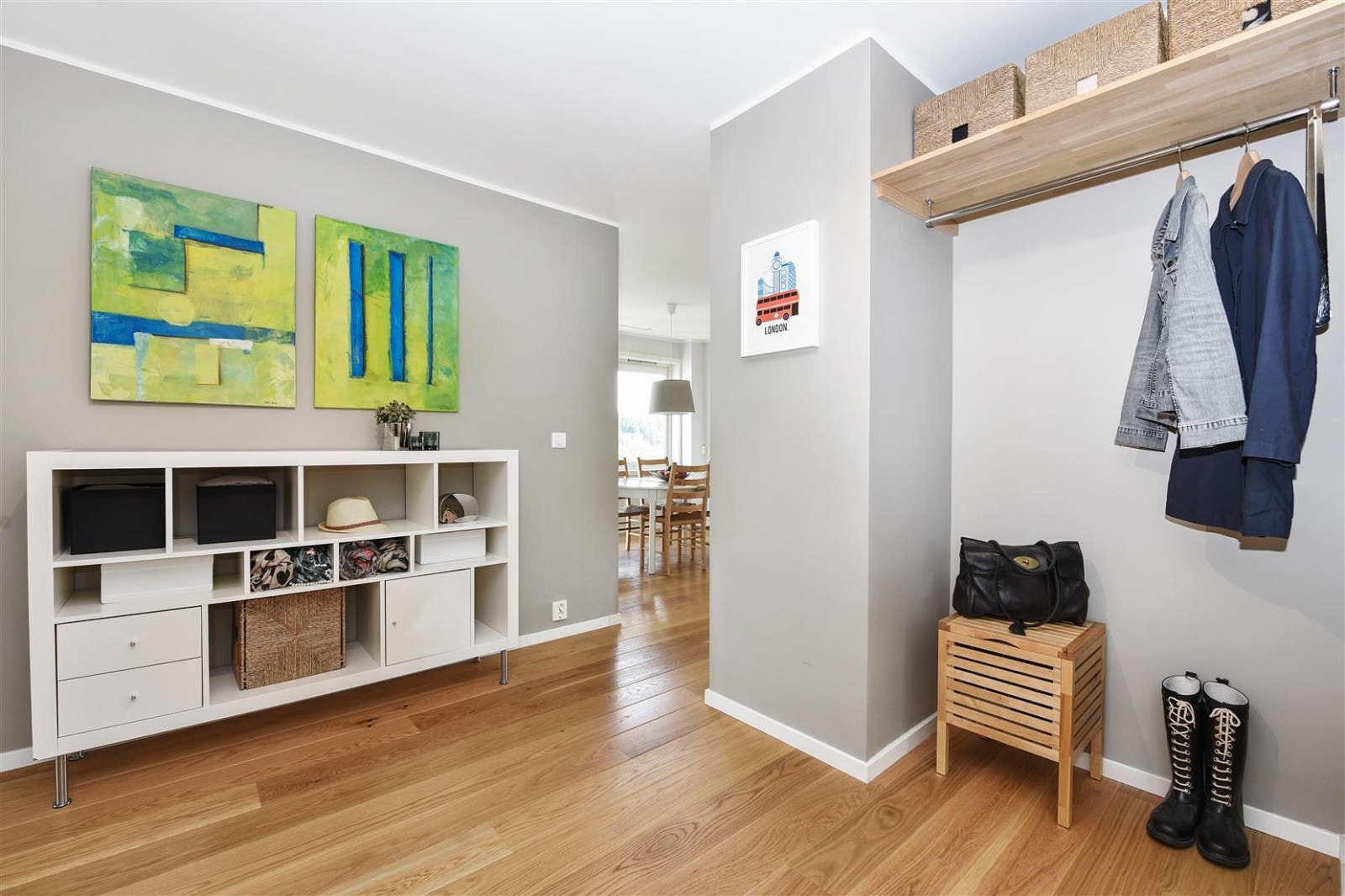 Romslig entre og hall med plass for å henge av seg jakke og sko. Galleribilde