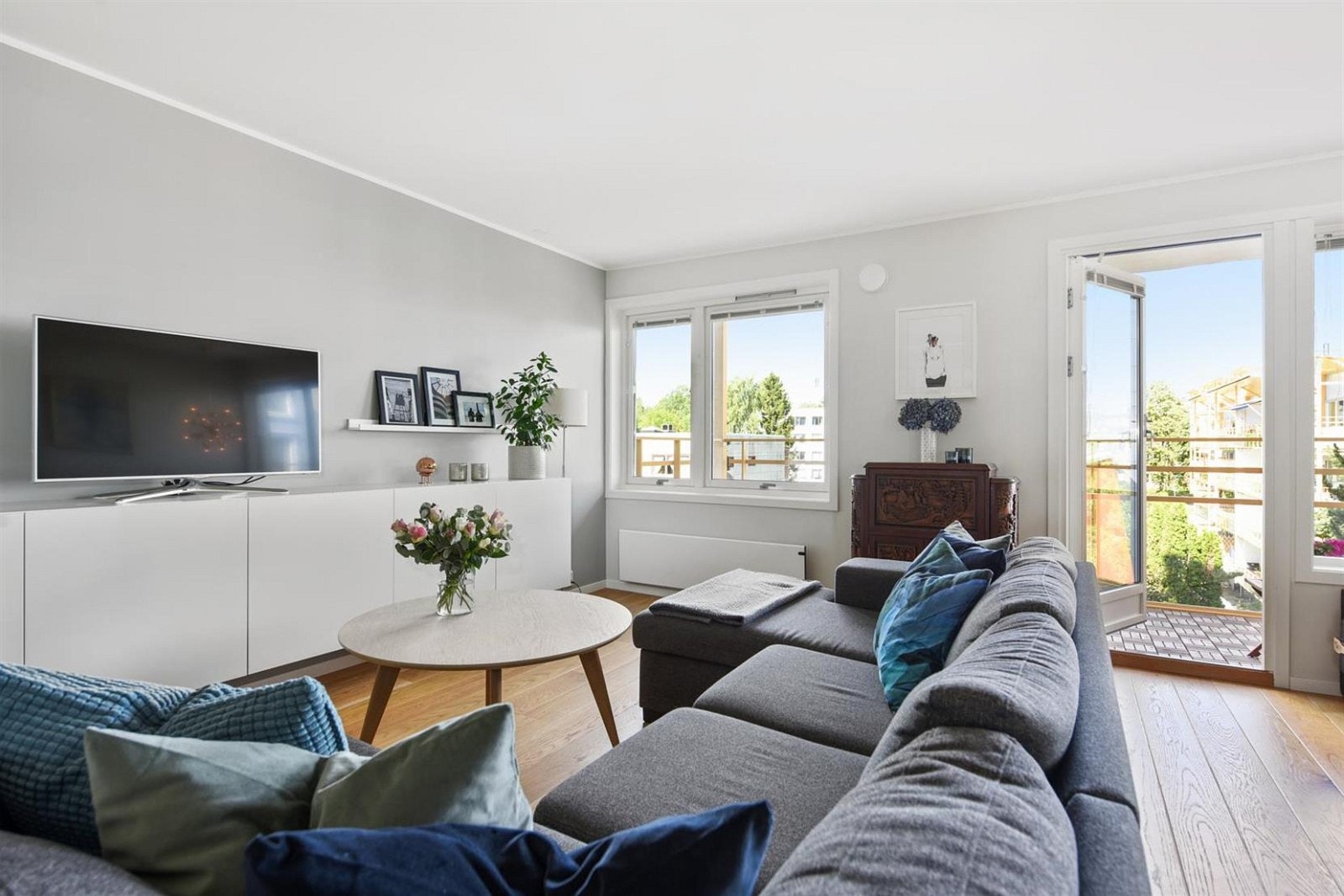 Stor og lys stue med plass til stor sofa. Utgang til solrik vestvendt balkong. Galleribilde