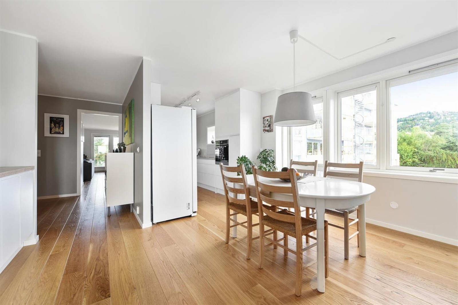 Det er to innganger til kjøkkent, fra stuen og gang. Her er det store vindu med utsikt mot Holmenkollen.
Her kan man eks. bygge et 4 soverom ved behov (se alternativ/inspirasjon planløsning litt lengre bak). Galleribilde