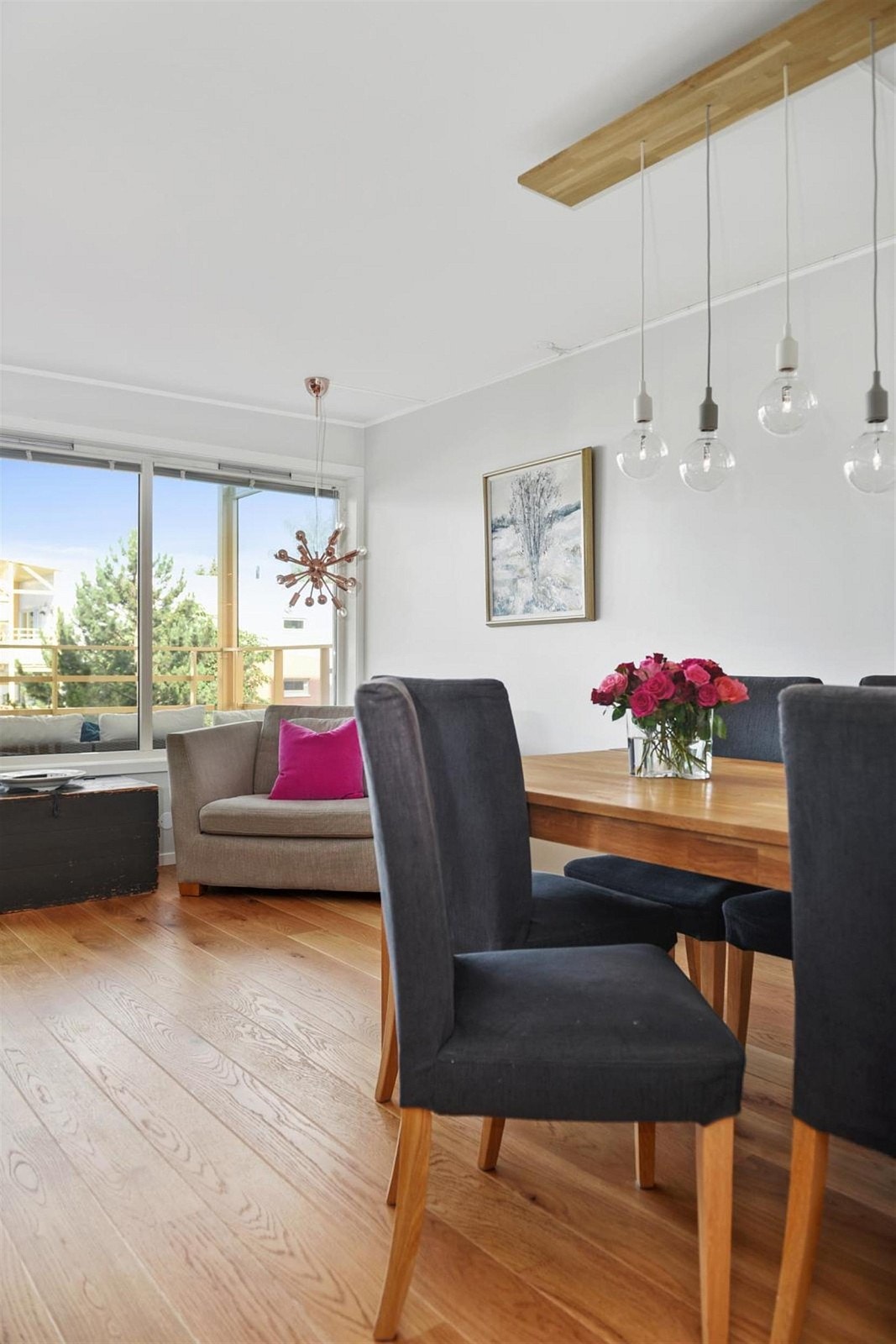 Romslig stue med plass til blant annet stor sofa, spisegruppe og kosekrok. Galleribilde