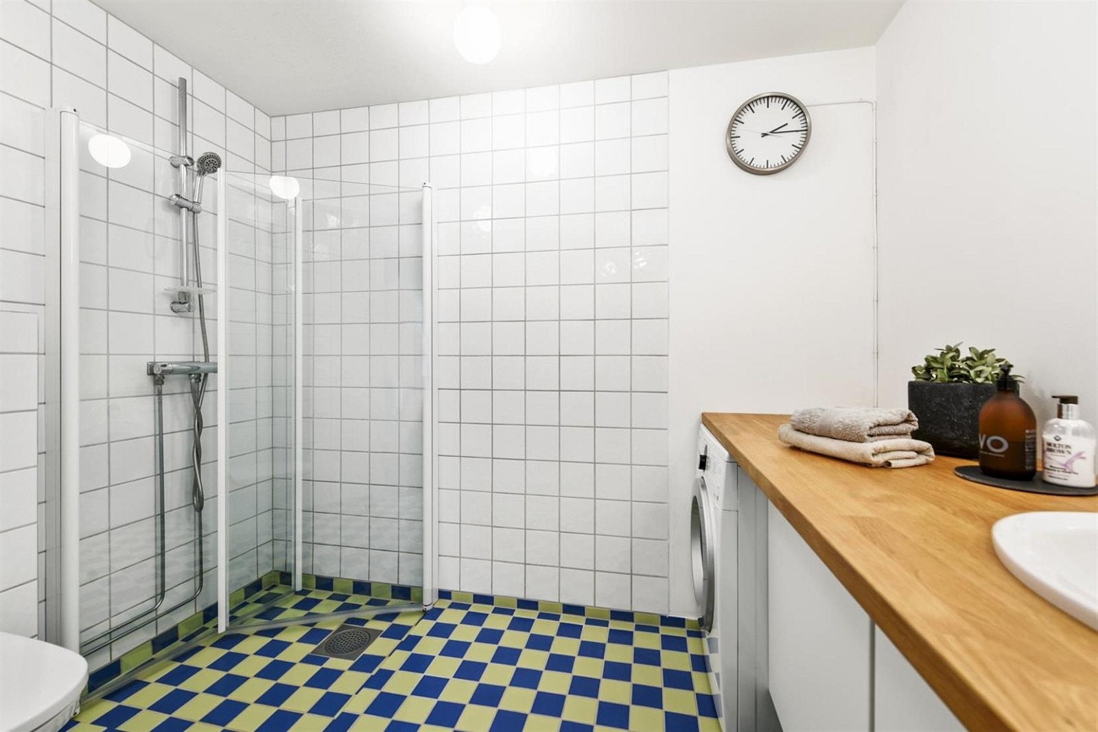 Flislagt bad med inngang fra entré/hall renovert i 2005. Varmekabler og vegghengt toalett fra 2005. Servantinnredning fra KVIK med eik benkeplate og nedfelt porselenservant samt opplegg for vaskemaskin fra 2013. Galleribilde