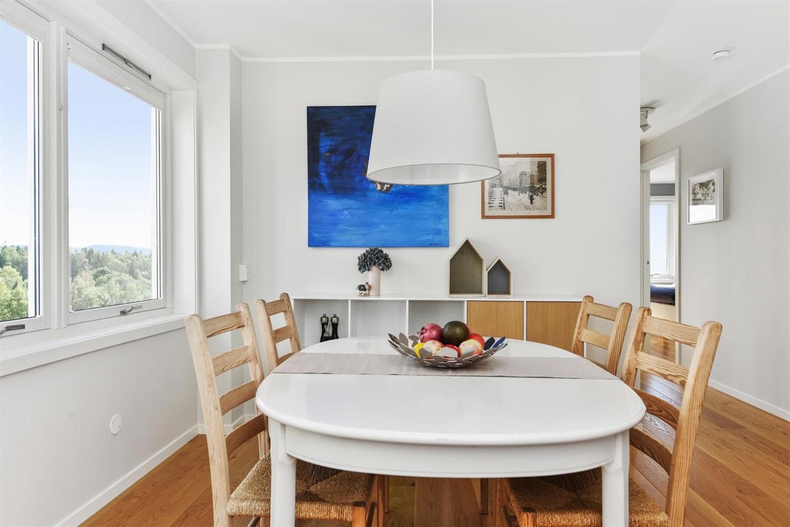 Det er god plass til stort spisebord på begge sider av kjøkkenet.
Alternativt bygge til et fjerde soverom. Galleribilde