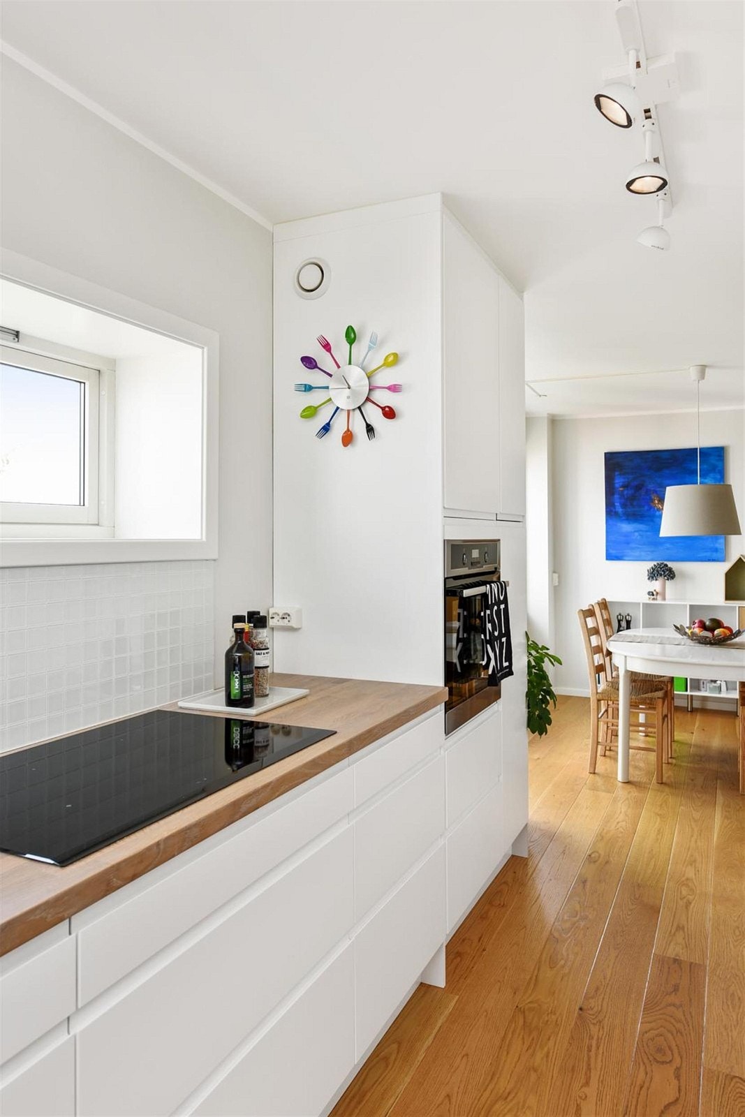 Pent kjøkken fra Epoq i 2013 med et fint vindu ovenfor den store integrerte induksjonstoppen (80cm). Galleribilde