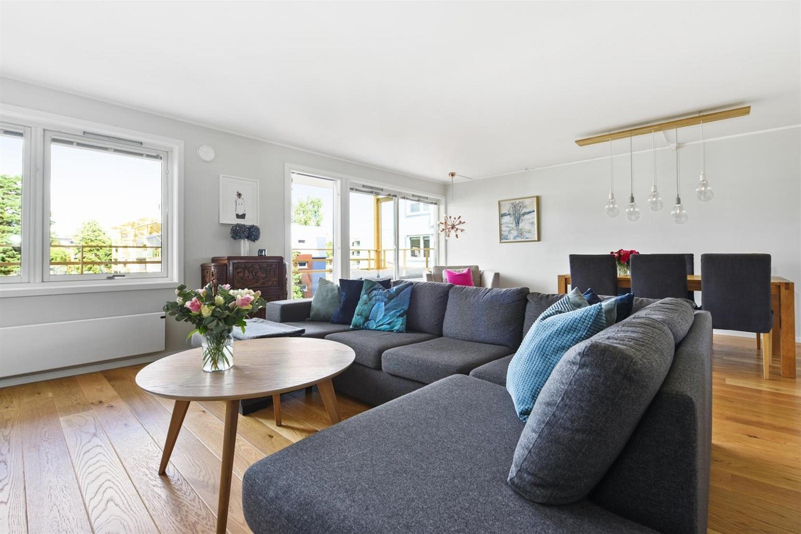 Lekker leilighet med en god planløsning og stue med ulike møbleringsalternativer. Galleribilde