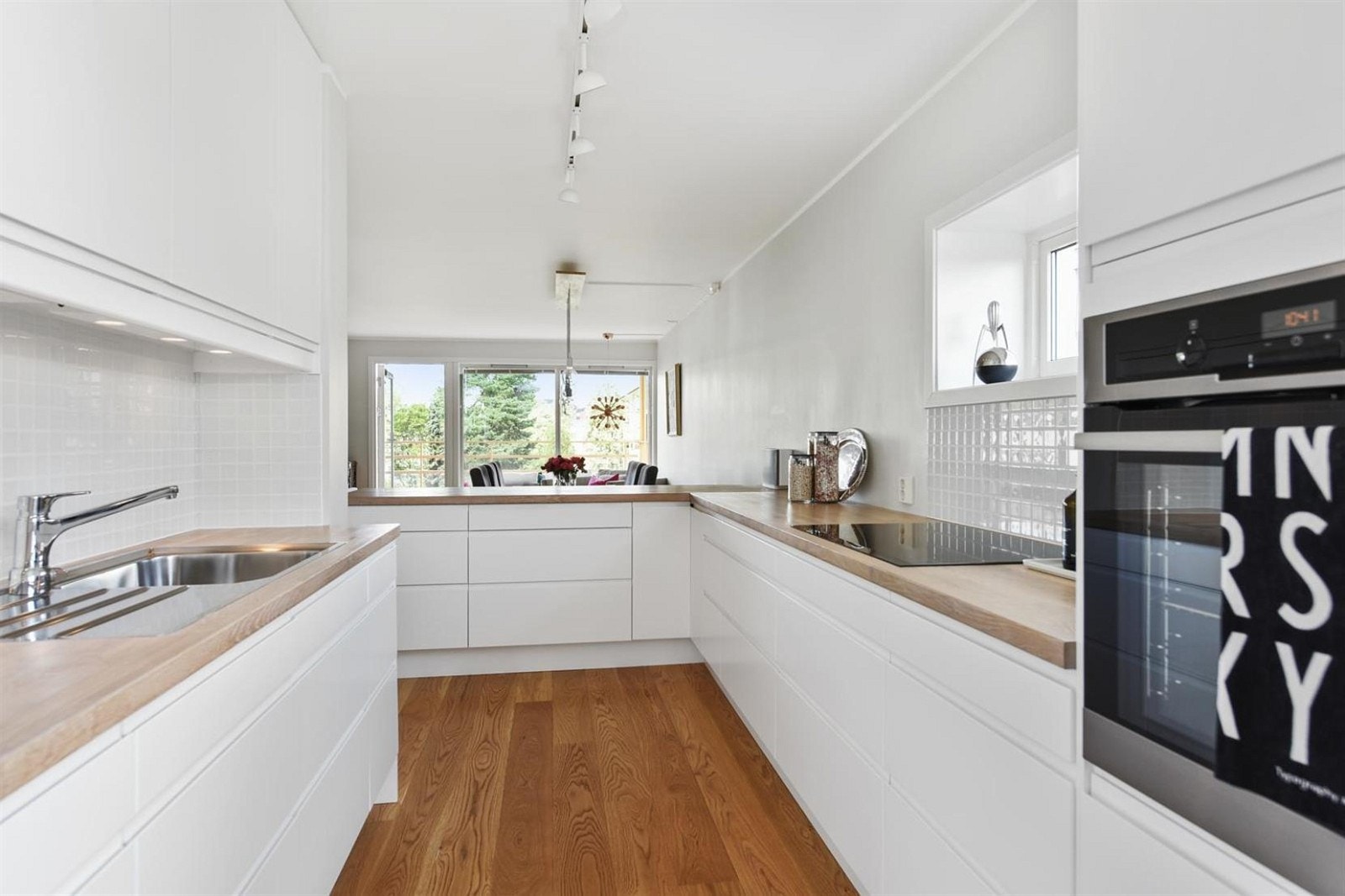 Det er god skap- og benkeplass på kjøkkenet. Det er integrert induksjonstopp (80 cm), oppvaskmaskin og stekeovn i høyskap. Galleribilde