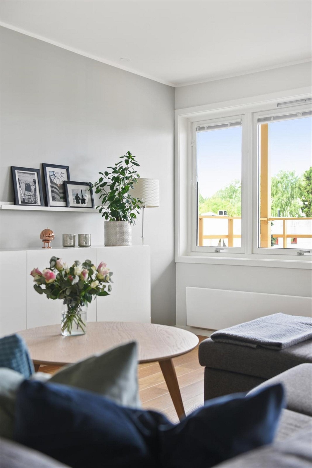 Lys stue med ulike møbleringsalternativer. Galleribilde