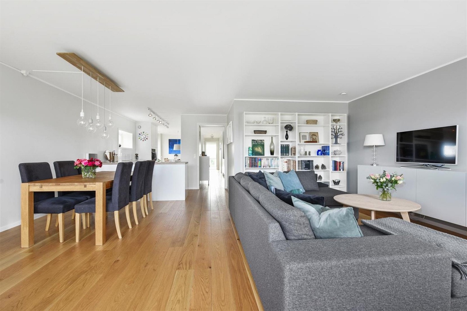 Stuen oppleves som romslig og lys. Det er delvis åpen kjøkkenløsning med plass til stort spisebord ved siden av. Galleribilde