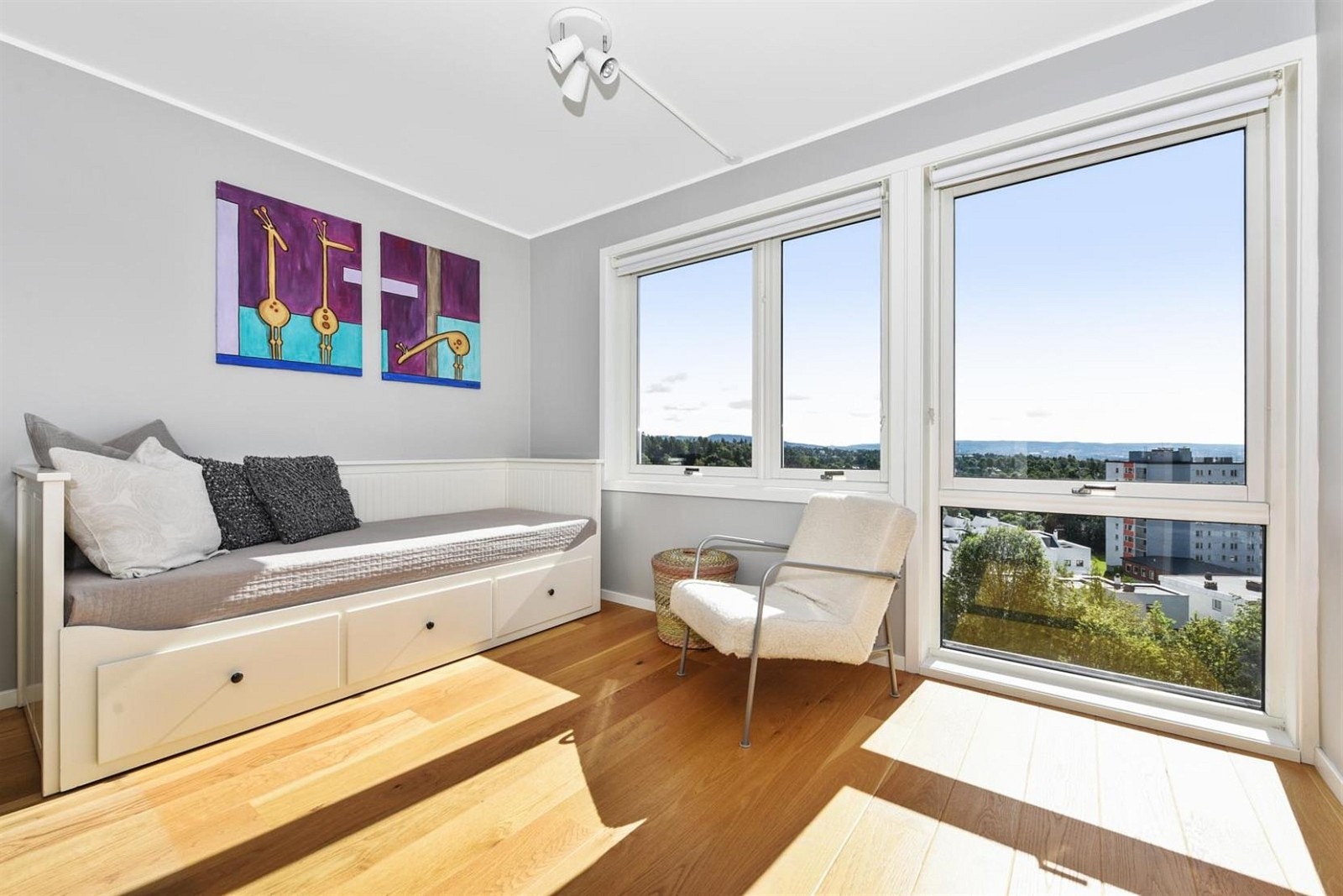 Stort soverom med plass til dobbelseng og garderobeskap. Her er det flott utsikt mot byen. Galleribilde