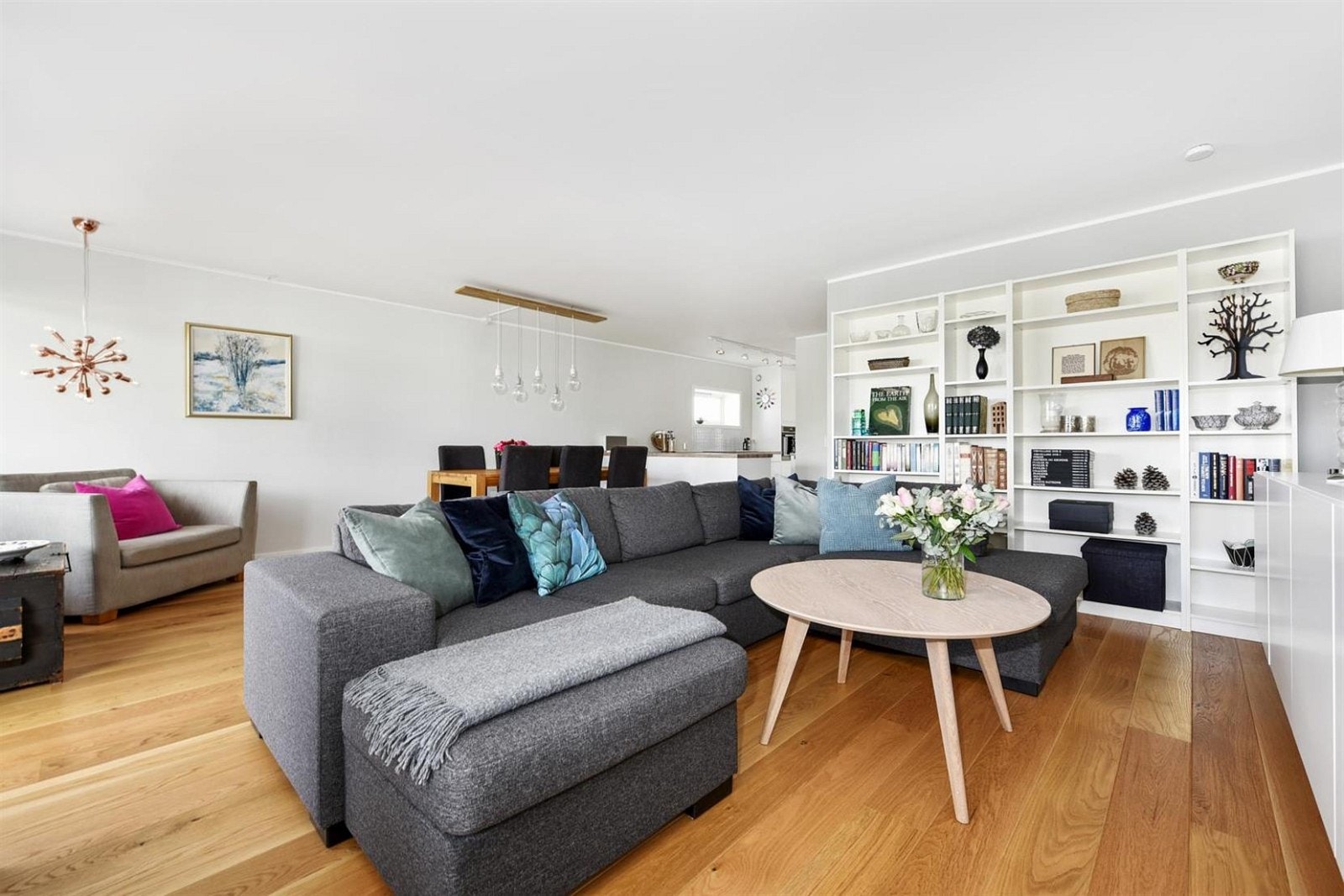 Leiligheten ble oppgradert i 2013 med blant annet enstavs eikeparkett på gulv og malte flate vegger.
Bokhylle i stue følger med handelen. Galleribilde