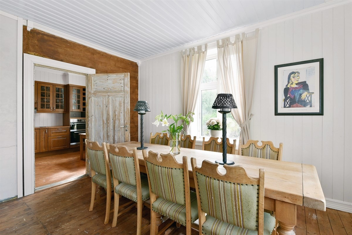 Spisestuen har rustikt gulv, samt lysmalte panelvegger og himling. Det er god plass for langbord som kan dekkes til flere gjester. Galleribilde