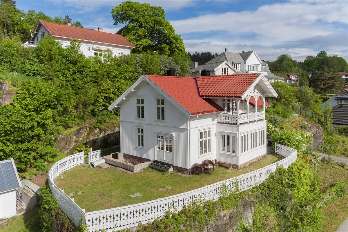 Bygningen har en rik utsmykning basert på gode håndverkstradisjoner og ekte snekkerglede. Galleribilde
