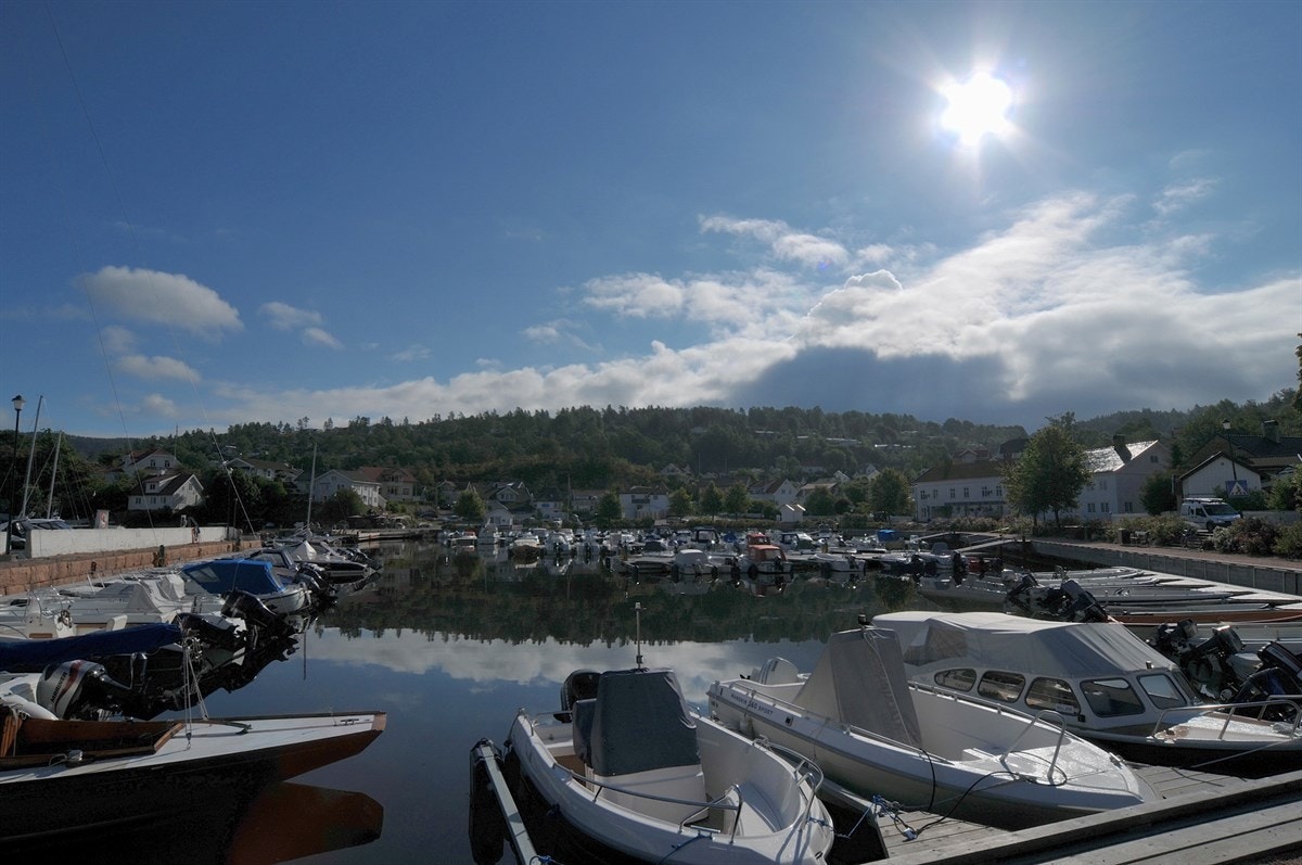 Holmsbu kan by på butikker, spesialforretninger, et yrende folkeliv og en rekke konserter. Det hele er sentrert rundt småbåthavna med gjestebrygger. Galleribilde