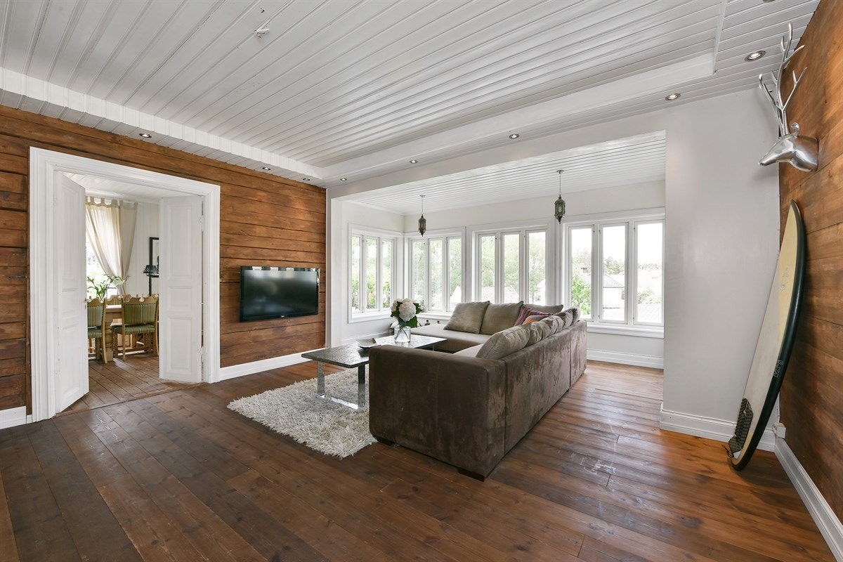 Stuen har gode vindusflater som gir rikelig med lysinnslipp. Galleribilde