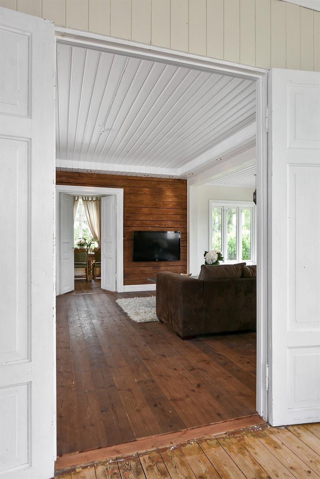 Stuene er adskilt med doble fløydører. Galleribilde