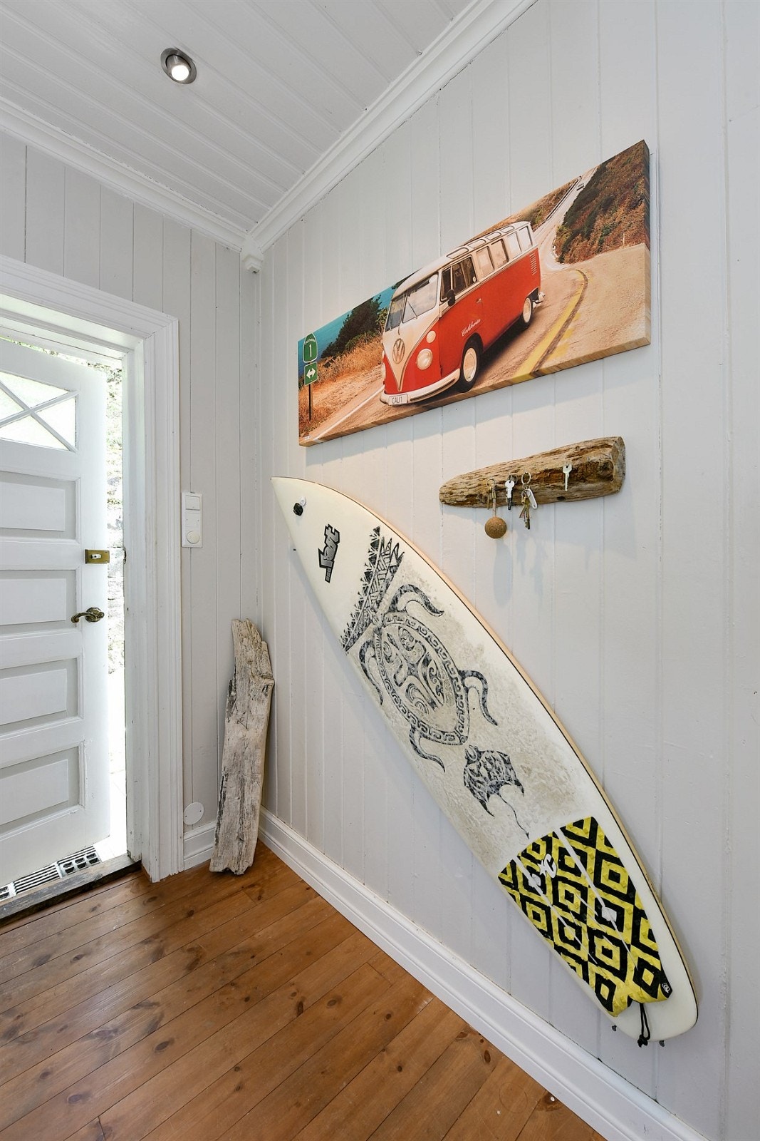 Rommet har lysmalte panelvegger, mørkt tregulv og hvitmalt panelhimling med downlights. Galleribilde