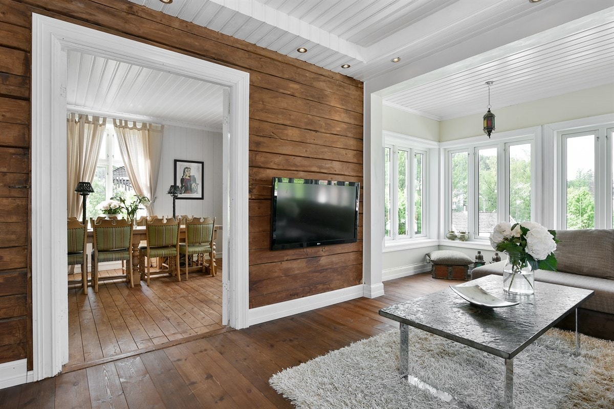 Romslig stue. Galleribilde