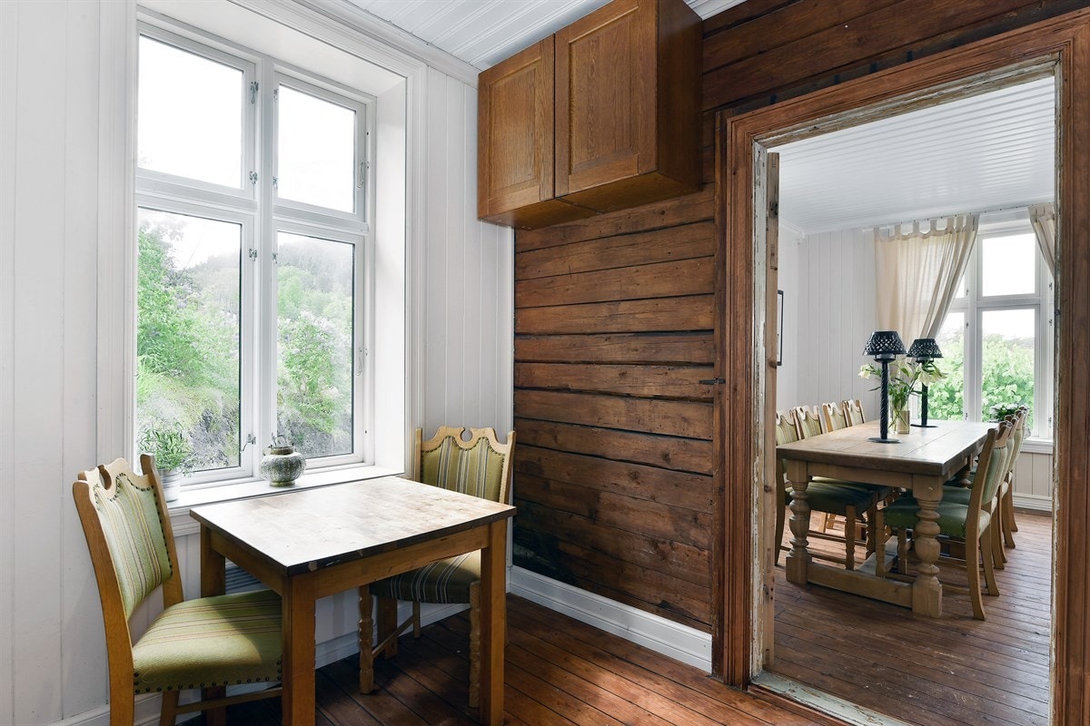 Spisestuen ligger med direkte adkomst til kjøkkenet. Galleribilde