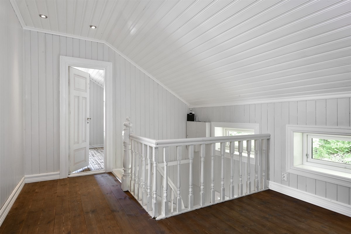 Trapperom i andre etasje. I det romslige trapperommet er det mulig å etablere et sanitærrom. Galleribilde