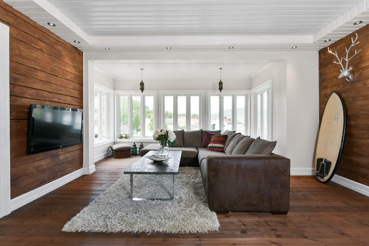 Stuen er vakker, der kontrasten mellom hvitmalt panelhimling og listverk, mot mørkbeisede gulv og vegger, skaper et unikt særpreg. Galleribilde