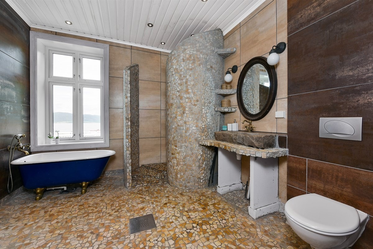 Badet er ca. 10 år gammelt og har betydelig særpreg, kombinert med nydelig utsikt fra et stort krysspostvindu. Galleribilde
