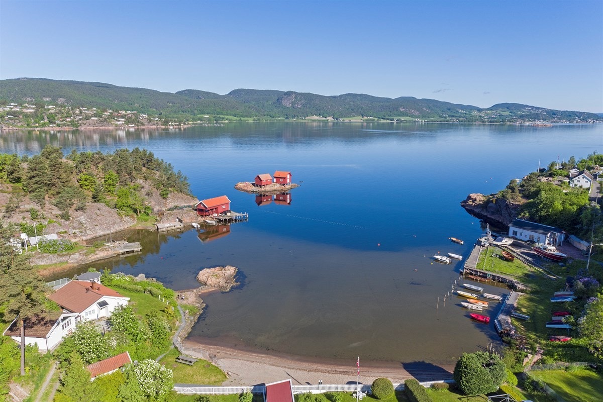 Sveitservillaen troner majestetisk i terrenget og utsikten strekker seg over sjøen i nord og i vest mot landemerket Holmsbusteinene, som etter sagnet har trolsk opprinnelse. Galleribilde