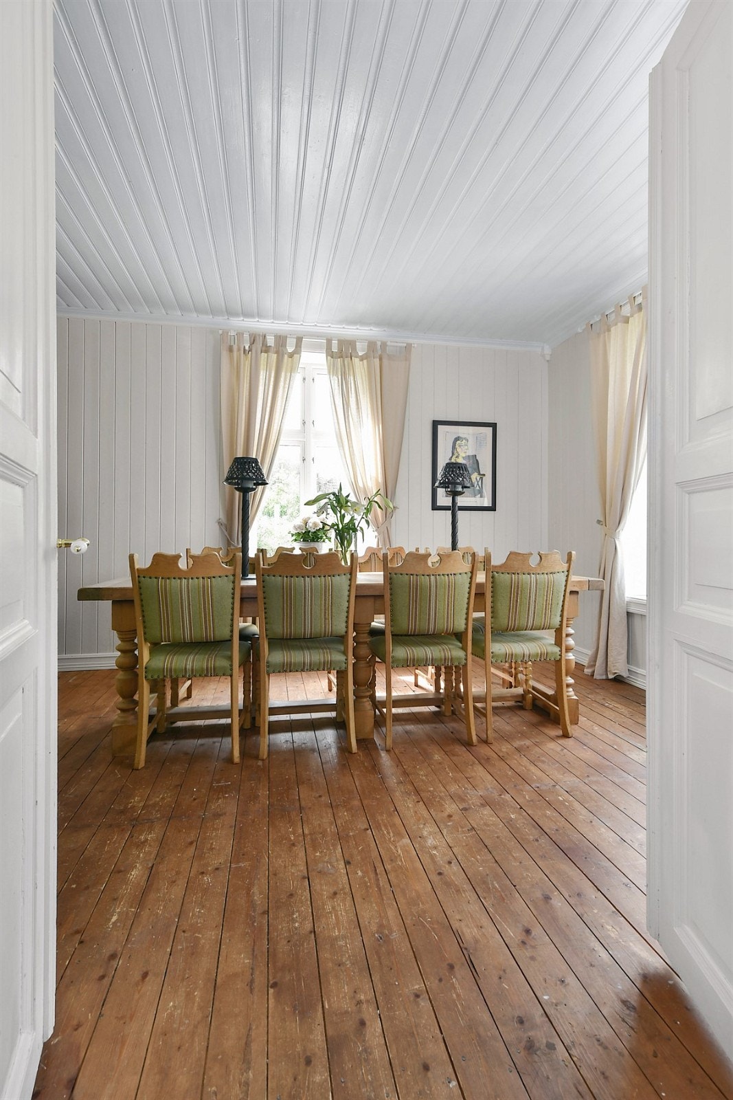 Spisestuen er tilknyttet kjøkkenet via en vakker tredør med sjelfull patina. Galleribilde