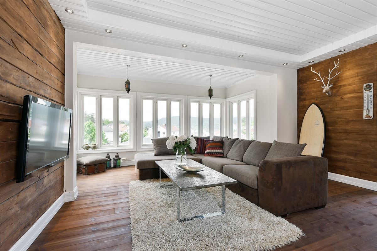 Den midterste stuen har et fantastisk karnapp som gir herlig lysinnslipp og ivaretar den nydelige utsikten. Galleribilde