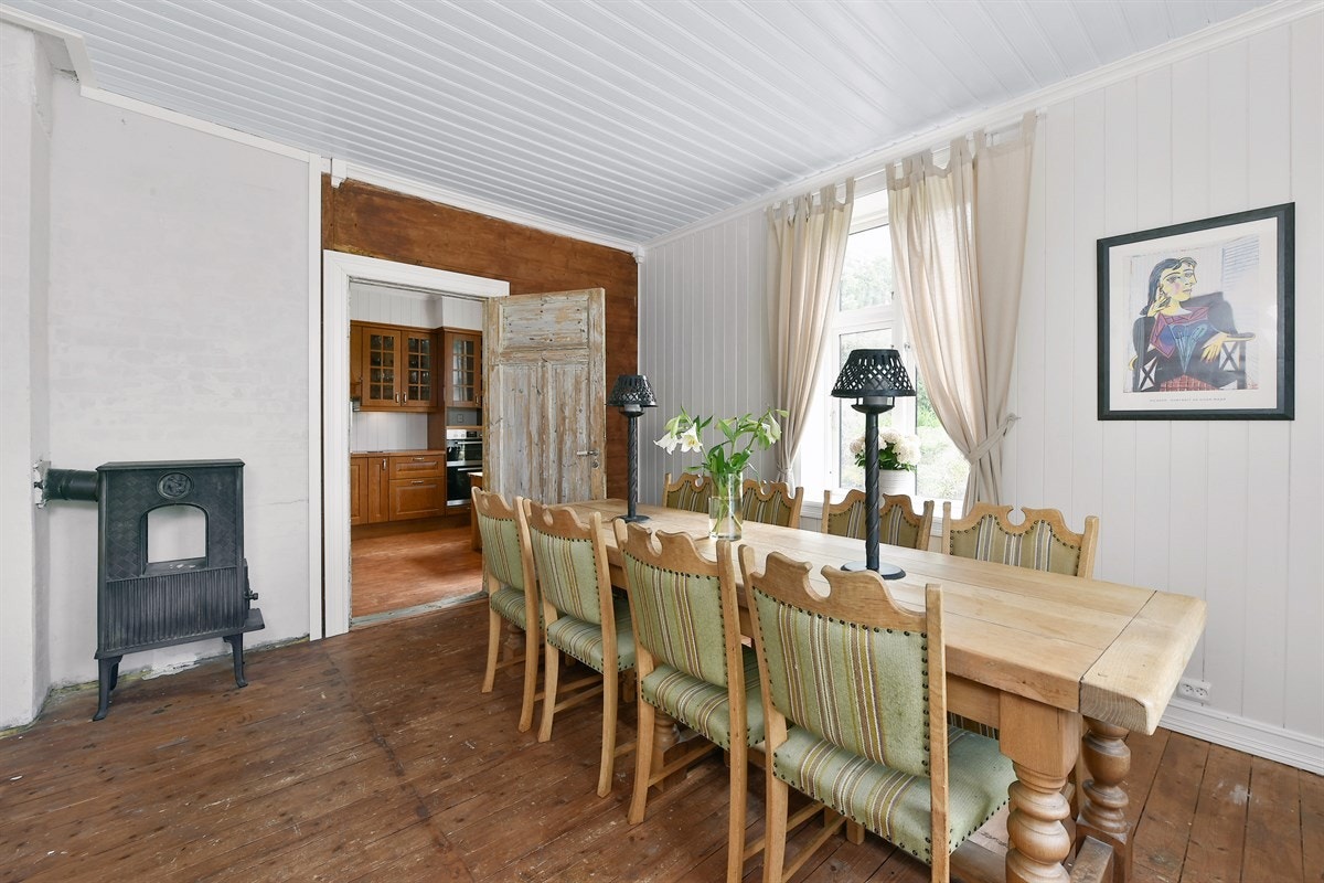 Rommet har en antikk vedovn. Galleribilde