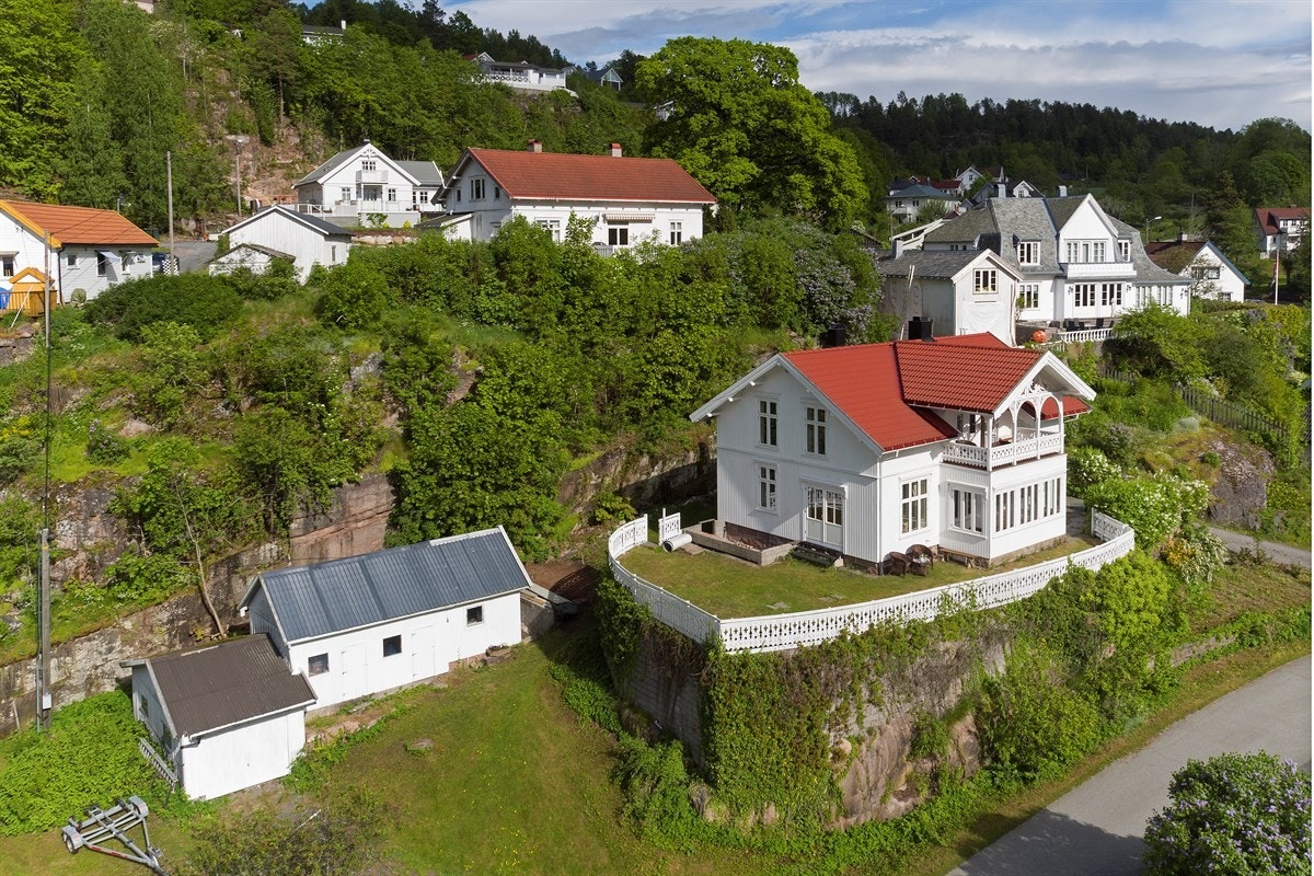 Eiendommen har Nydelige solnedganger og nærhet til sjøen. Nær 1,2 mål eiet tomt. Rikelig med stuer og soverom. Ingen boplikt! Galleribilde
