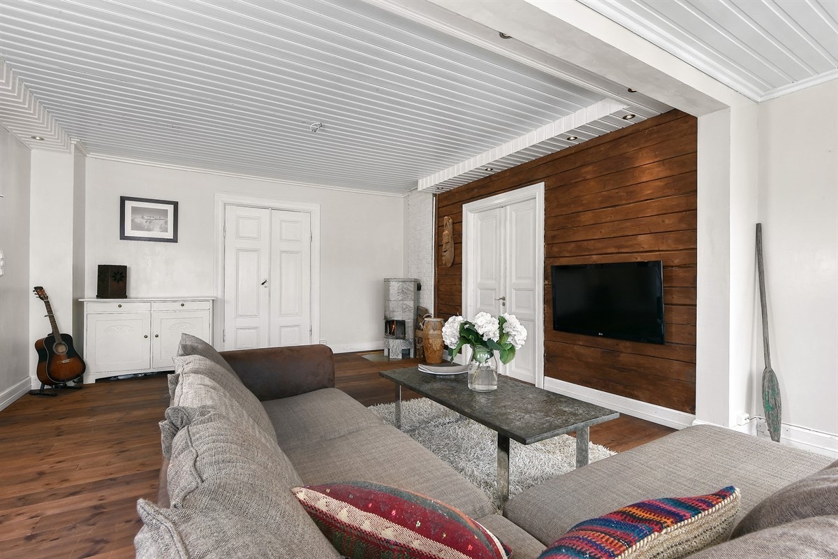 I hjørnet av stuen gir en peisovn i kleberstein ekstra hygge. Galleribilde