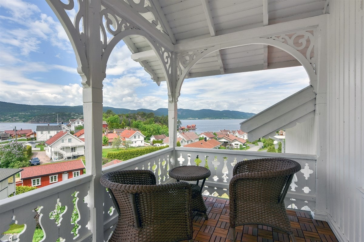 Herfra er utsikten nydelig over sjøen og landskapet. Galleribilde