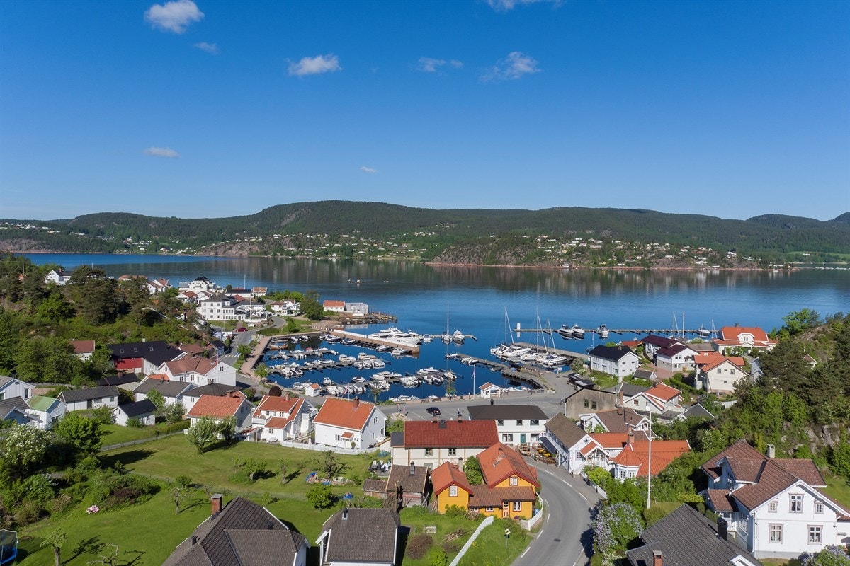 Eiendommen, på nær 1,2 mål eiet tomt, har en fortryllende beliggenhet, høyt plassert i terrenget. Galleribilde