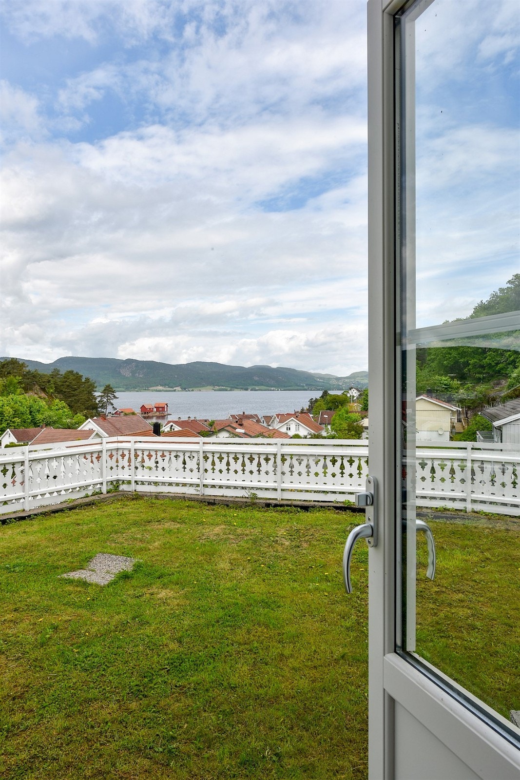 Fra denne stuen er det utgang til hagen. Galleribilde