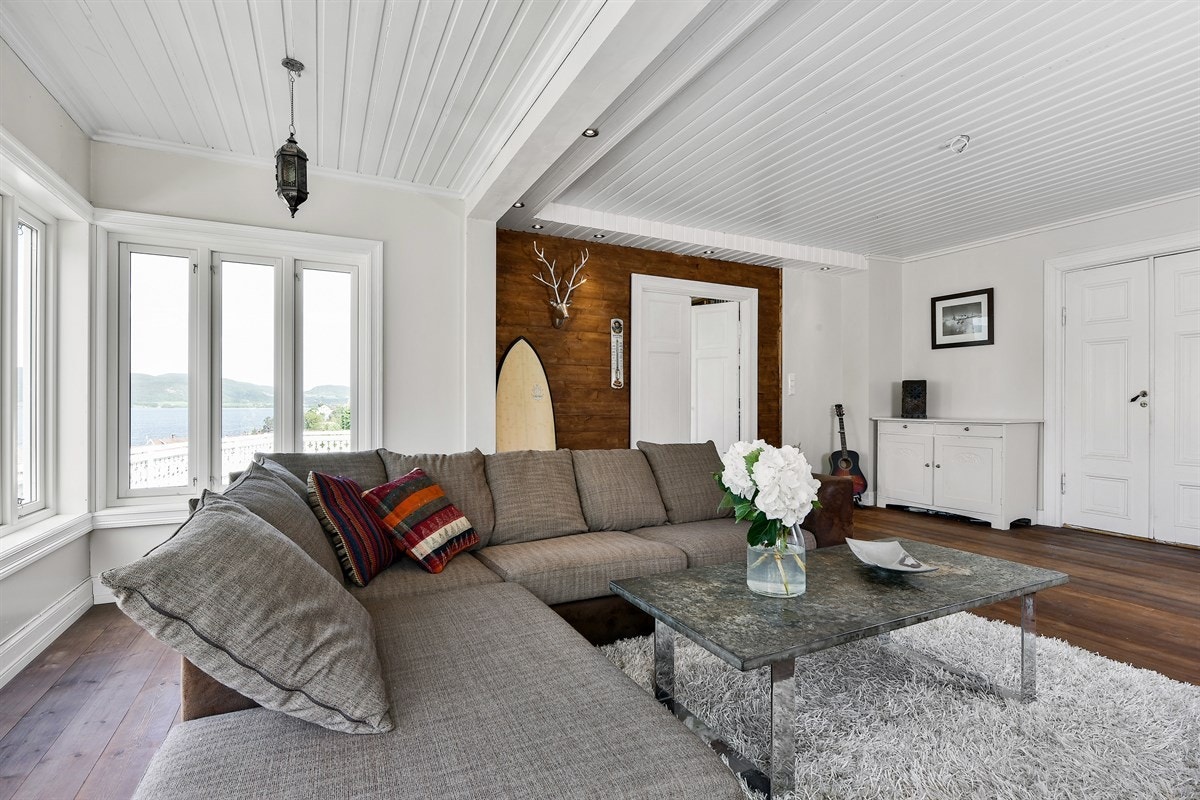 Det er god plass for tv- og sofaløsning. Galleribilde