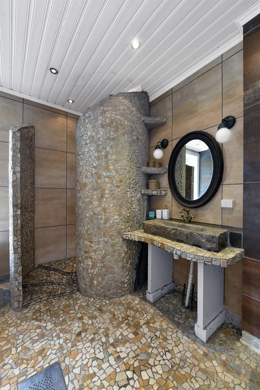 Den øvrige innredningen består av steinservant - hugget ut av granittblokk funnet i hagen. Denne er montert på en servantbenk belagt med mosaikk og utstyrt med armatur i messing. Galleribilde