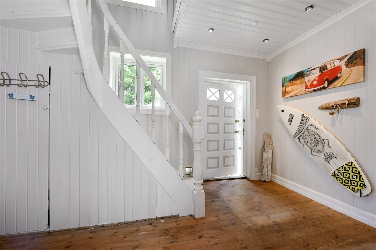 En trapp i original utførelse leder opp til andre etasje, og under trappen er det en praktisk bod. Galleribilde