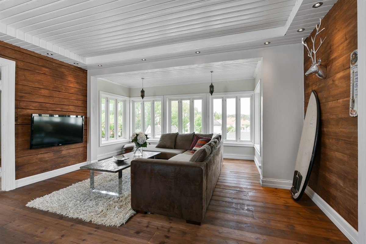 Rommet har sjenerøs takhøyde, downlights rundt himling og god plass for stor sofagruppe. Galleribilde