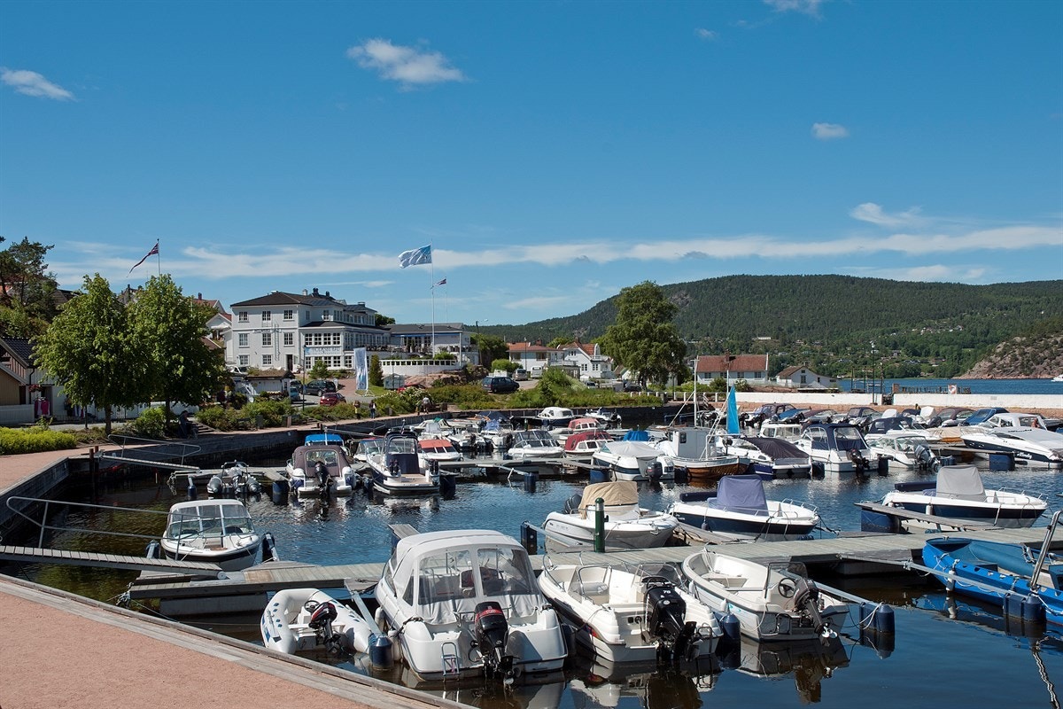 Fra eiendommen tar det ca. ett minutt å gå ned til Holmsbu havn med puber, kafeer og serveringsteder. Galleribilde