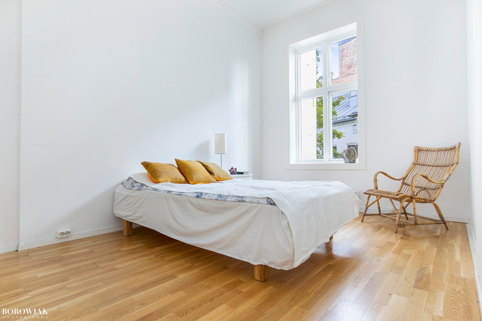 Et lunt og romslig hovedsoverom som vender ut mot indre gårdsrom. Soverommet har godt med plass for en stor dobbeltseng og er i tillegg utstyrt med en stor garderobeseksjon som sikrer rikelig med plass til både klær og sko. Galleribilde
