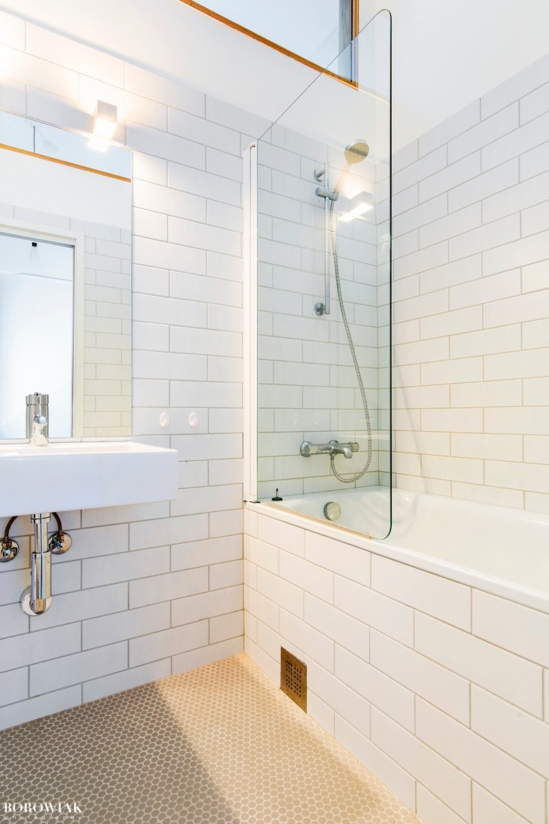 Badet har et dusjhjørne med badekar som er videre utstyrt med skillevegg i glass. Varmekabler i gulv. Galleribilde