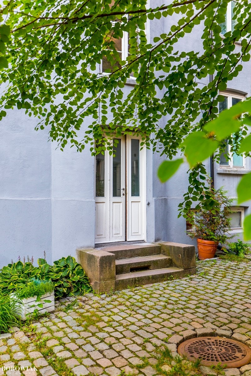 Hyggelig brosteinlagt bakgård. Galleribilde