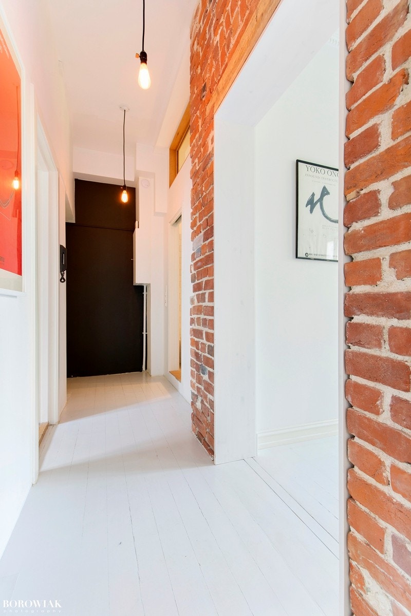 Romslig entrè med tilknyttning til stue, bad og soverom. Sjarmerende hvitmalt heltre gulv som går igjen i stuen og på kjøkken. Galleribilde