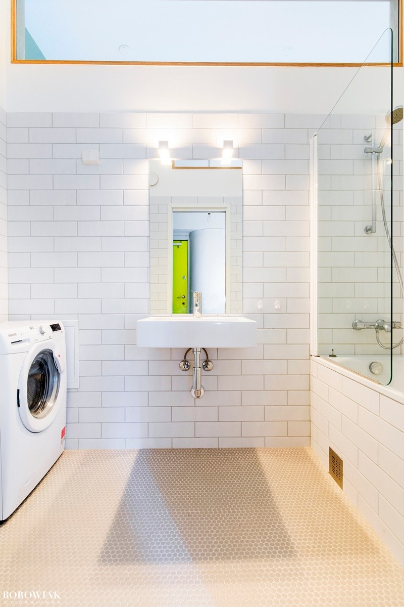 Rålekkert baderom i delikat utførelse. Badet ble som resten av leiligheten pusset opp i 2014. Stilige lyse brickwall fliser på vegg gir et moderne men samtidig klassisk særpreg Galleribilde