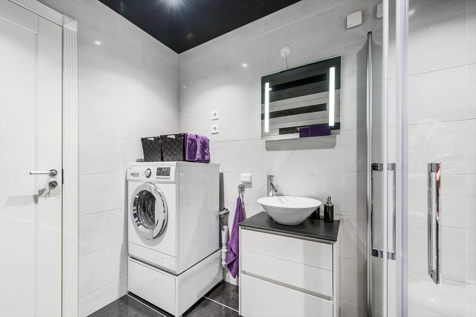 Helstøpt servant i 60 cm baderomsinnredning med ettgreps blandebatteri. Gulvsluk i dusj. Kran og avløpstrakt for vaskemaskin. Galleribilde